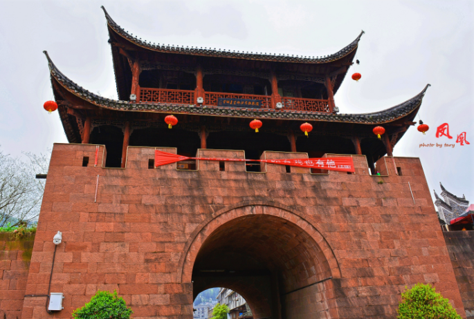 1,东门城楼二,景点攻略凤凰古城的游玩时间建议为2-3天.