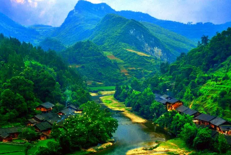 影山风景名胜区:影山风景名胜区位于江口市境内,因奇特的地貌而受到