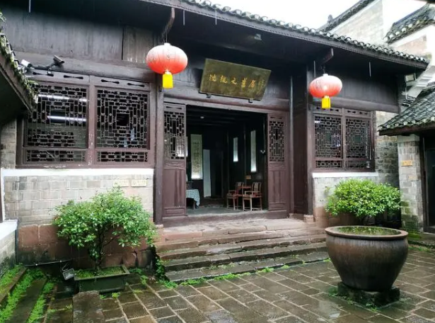 3,沈从文故居沱江是凤凰古城的母亲河,它穿城而过,为古城增添了几分