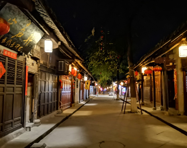 阆中古城步行街.png